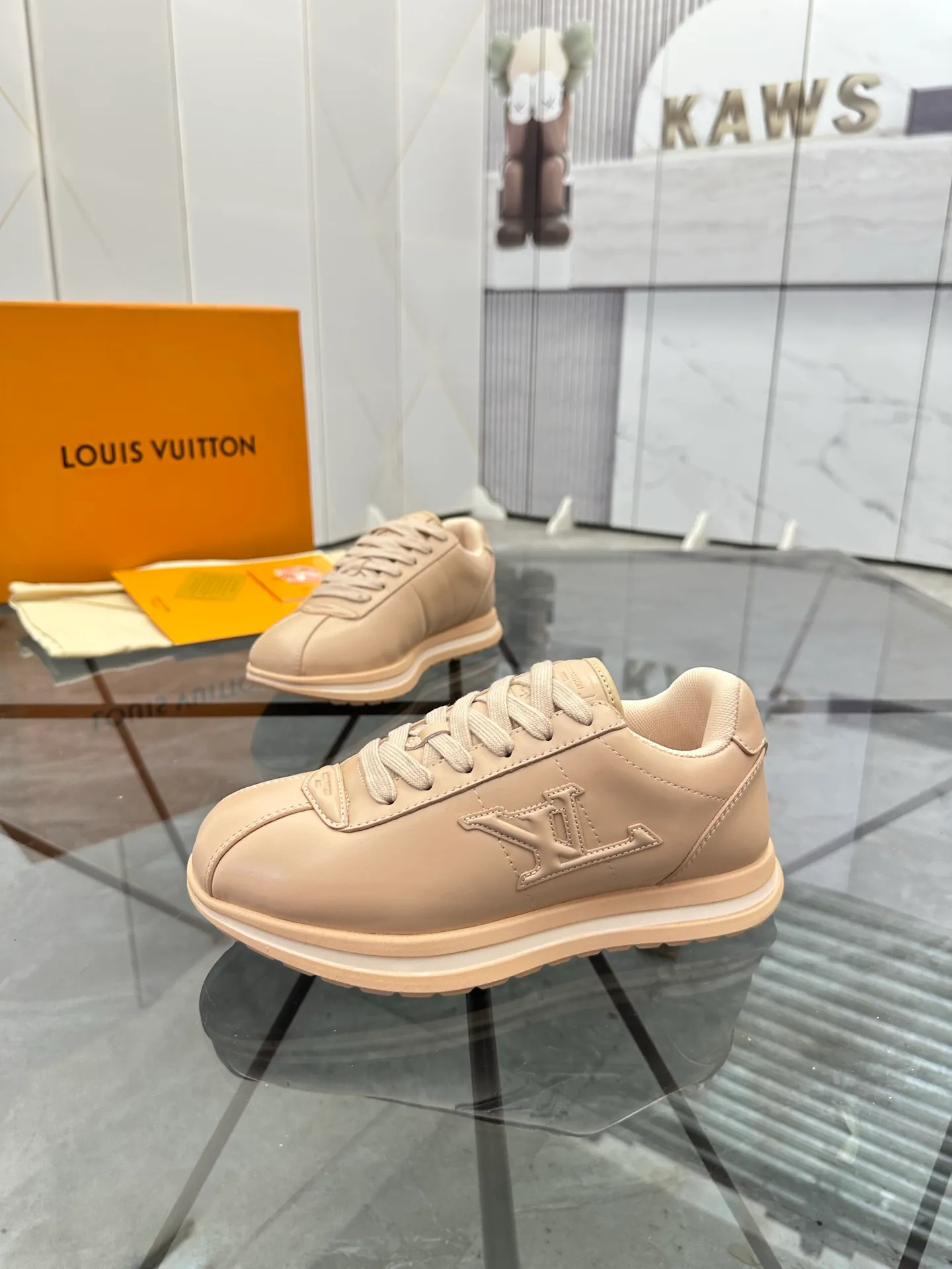 Men's shoes: 💰P700¥ Top quality Product trademark: LV* "Louis Vuitton*" low-top casual shoes Regular size: 35-45 (can be customized to 46) Couple style Product materials: Imported cowhide upper, breathable lining, original outsole. Number: two